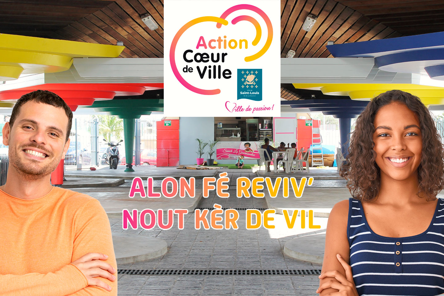 L'image montre une scène animée dans une zone urbaine rénovée, probablement un espace public. Au premier plan, un homme et une femme souriants sont représentés, bras croisés, suggérant fierté et satisfaction. L'arrière-plan met en valeur une structure moderne et colorée. La présence d'un logo 