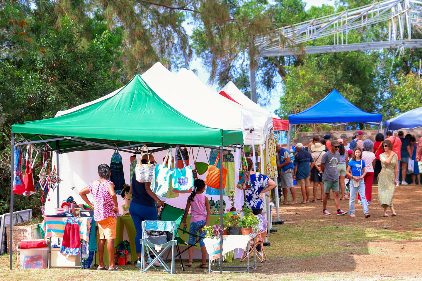 L'image montre des kiosques et des gens autour