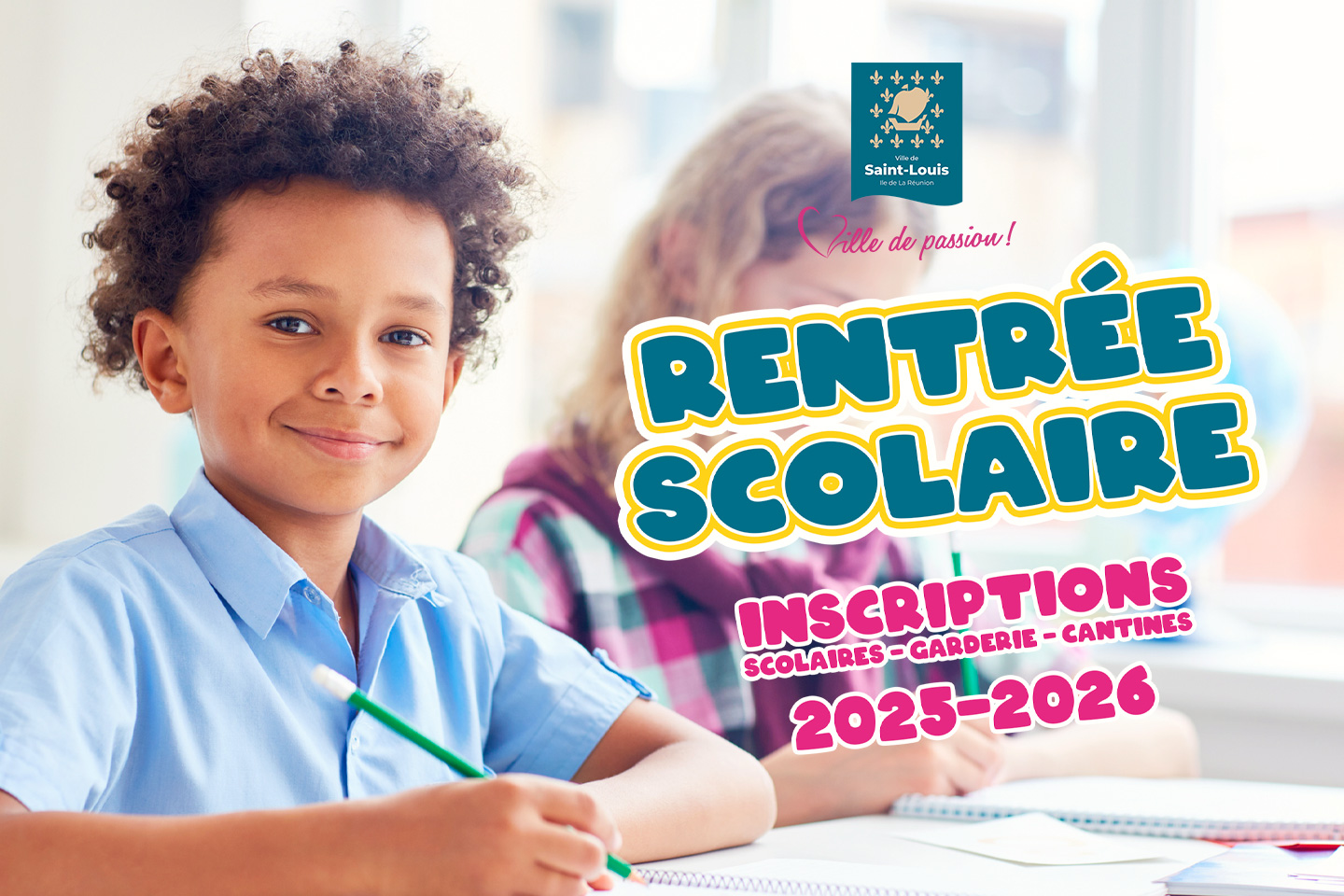 L'image est une publicité pour les inscriptions scolaires 2025-2026 à Saint-Louis, axée sur un jeune garçon souriant en classe.  L'image présente un jeune garçon métissé, souriant et regardant directement le spectateur. Il porte une chemise bleu clair et tient un crayon vert. Il est assis à un bureau avec un cahier à spirale. En arrière-plan, on aperçoit une autre élève, une fille aux cheveux blonds, également assise à son bureau avec un cahier.  Dans le coin supérieur droit, on voit le logo de la ville de Saint-Louis (île de la Réunion), accompagné d'un slogan 