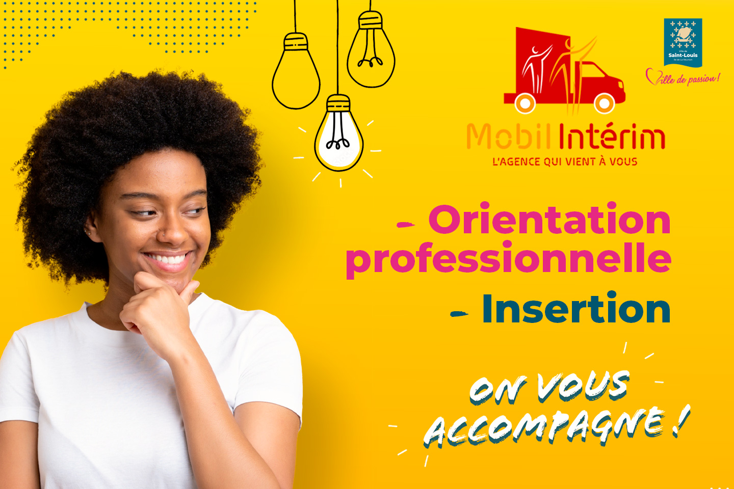 L'image montre une jeune femme noire souriante avec de gros cheveux crépus, penchée sur sa main, sur un fond jaune vif. L'image est une publicité pour Mobil Intérim, mettant en avant ses services d'orientation professionnelle et d'insertion.