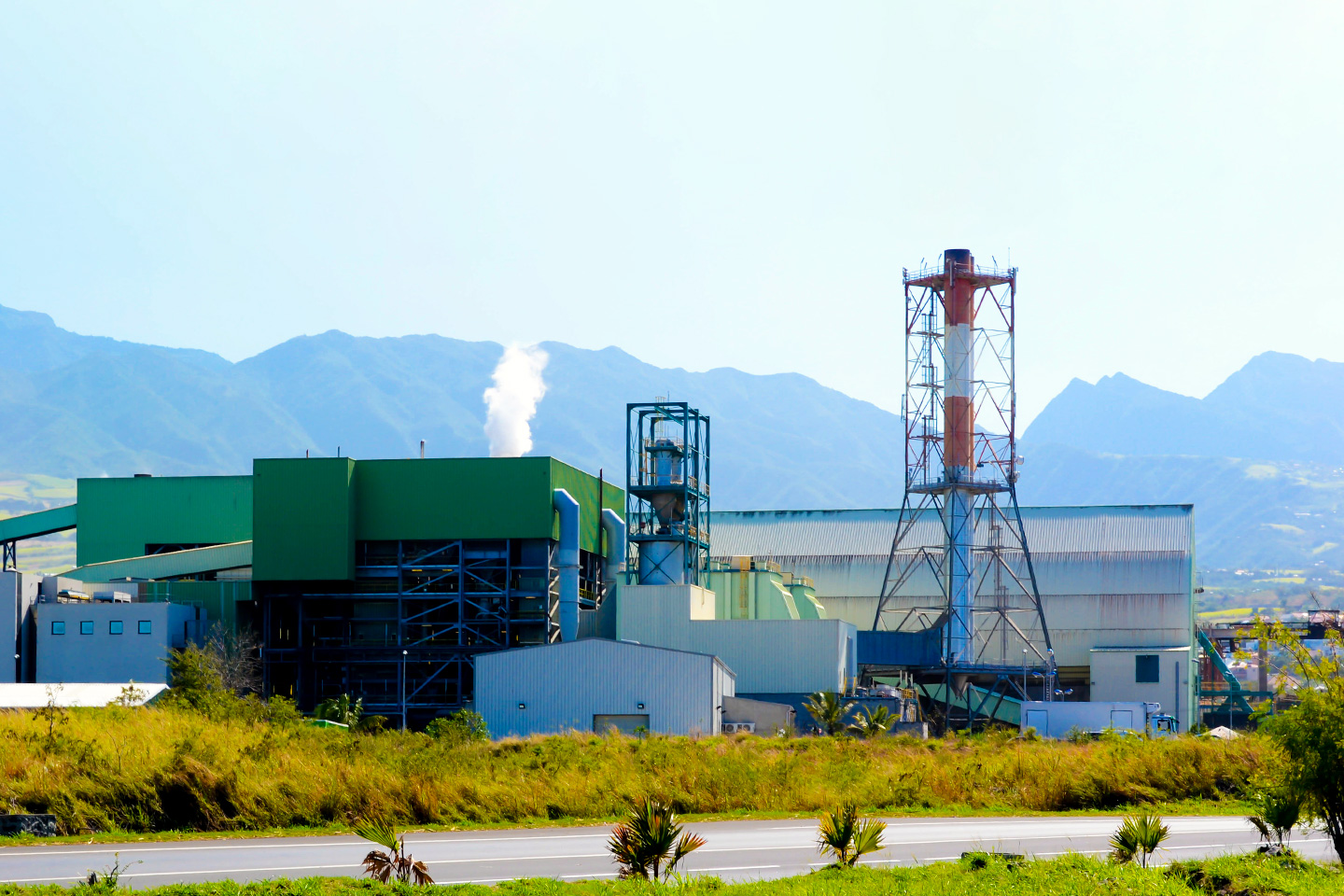 L'image montre l'usine sucrière du Gol