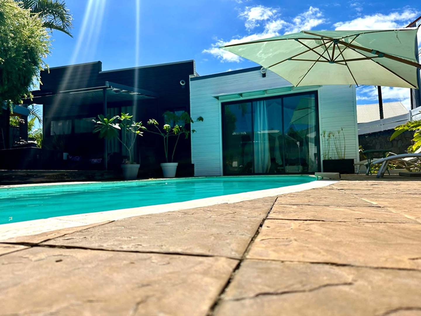 L'image montre une piscine