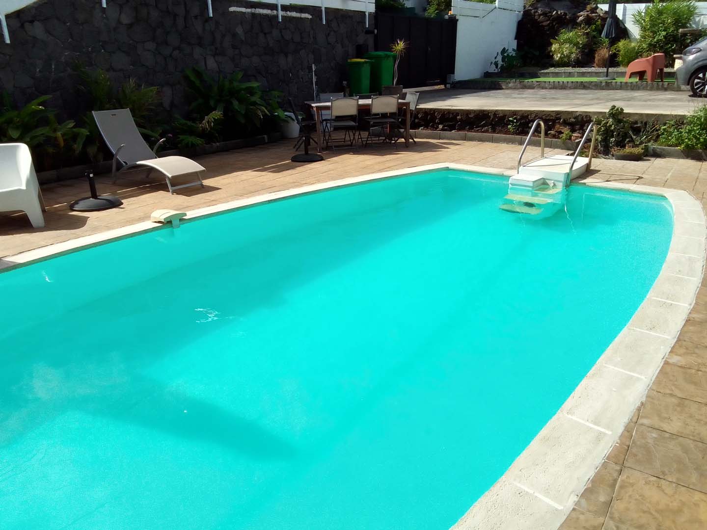 L'image montre une piscine