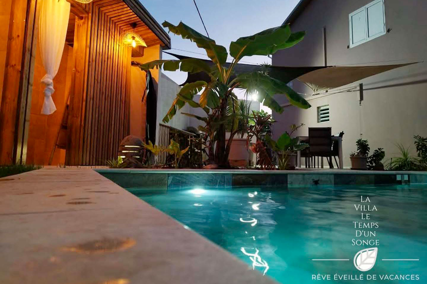 L'image montre une piscine le soir