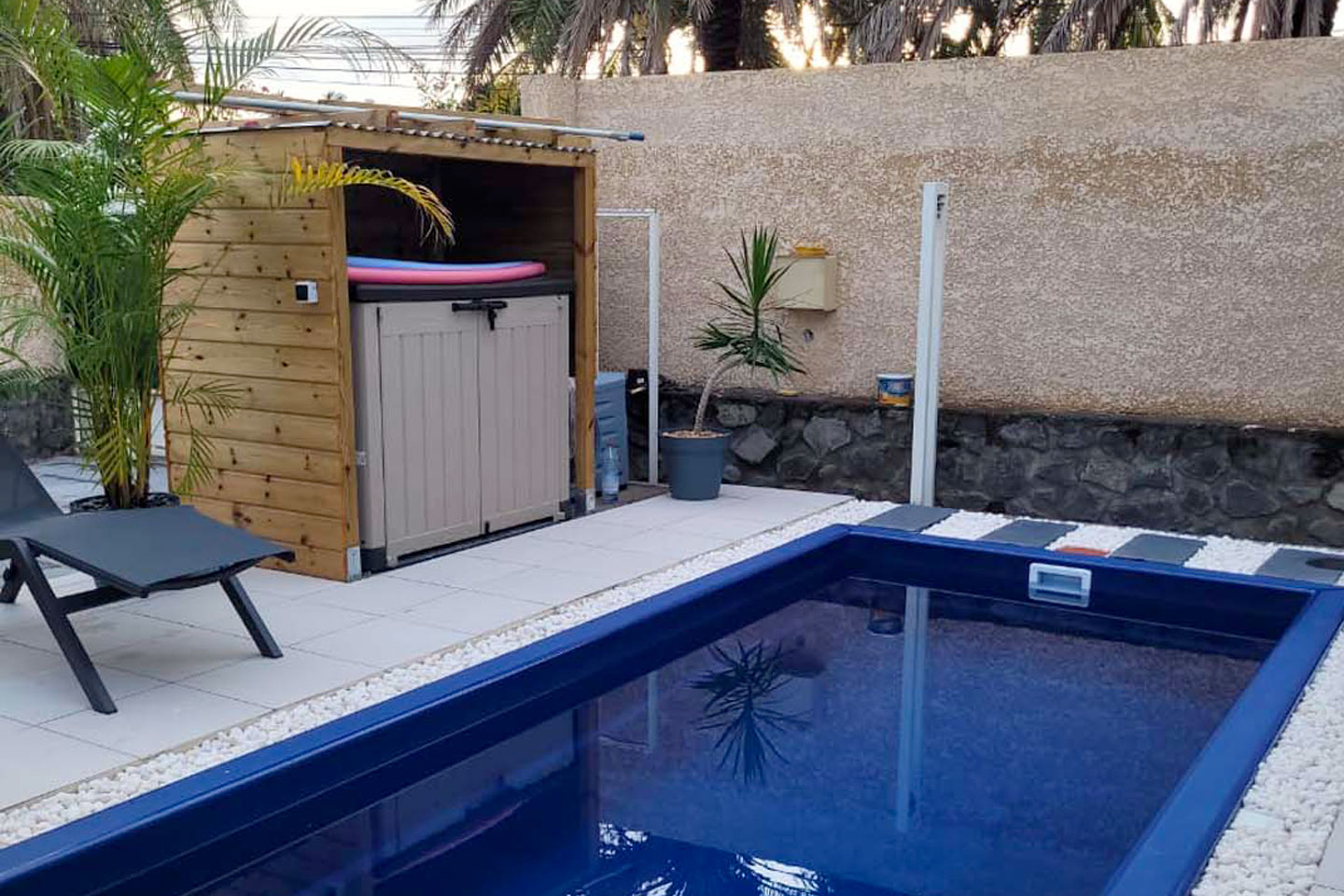 L'image montre une piscine bleue