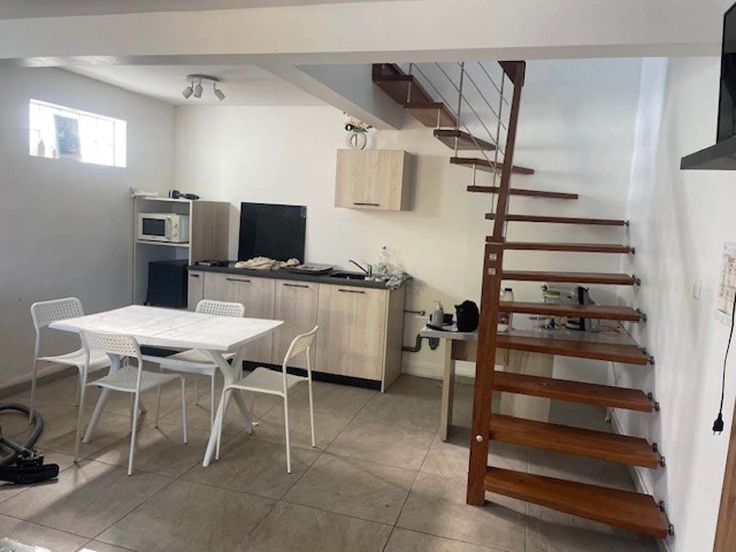 L'image montre une cuisine et un escalier