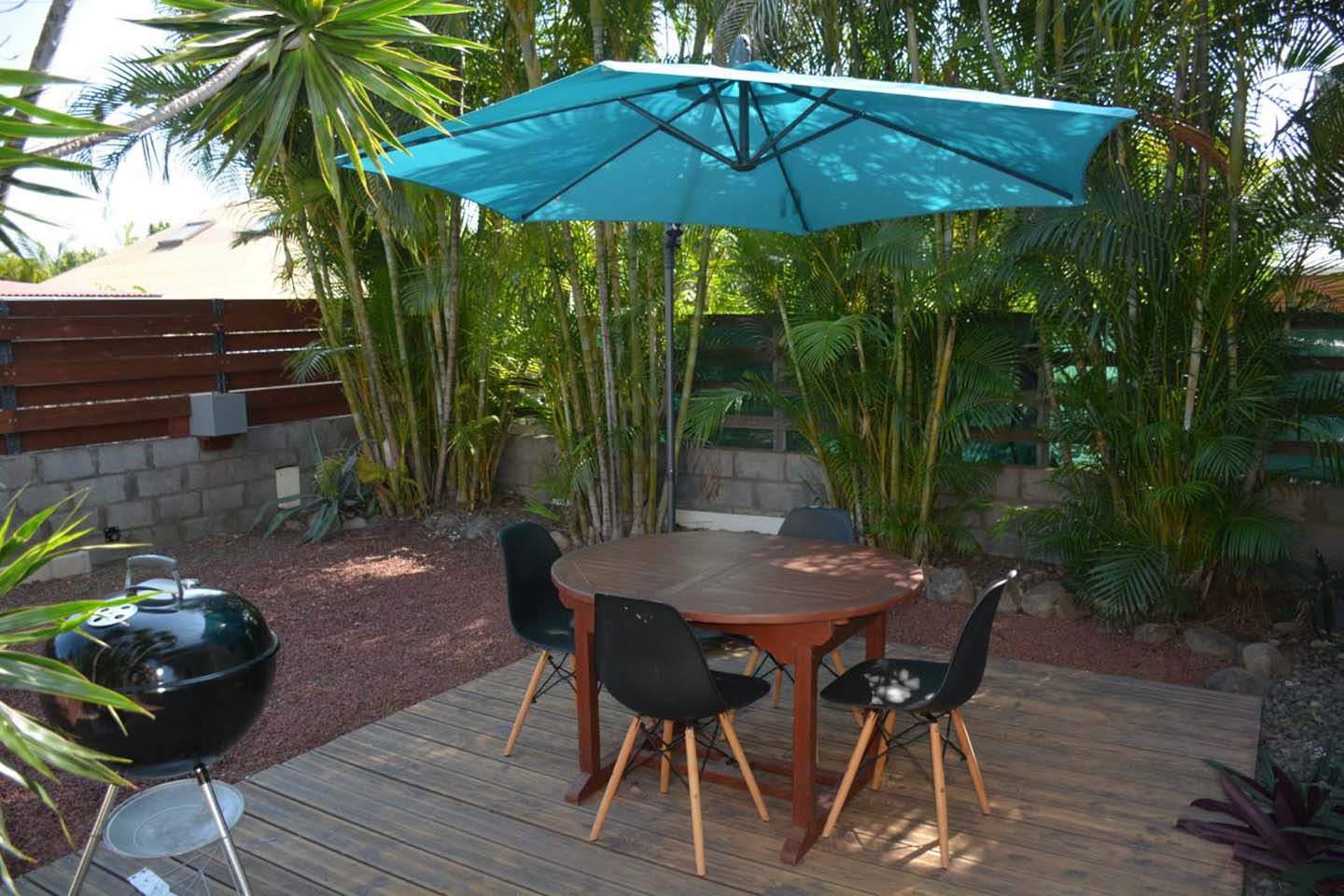 L'image montre une table sous un parasol